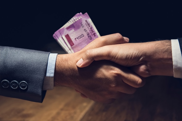 Foto businessmen making handshake with money, indian rupee currency, in hands