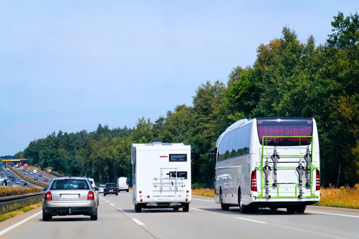Foto caravan, bus and cars on the road in switzerland