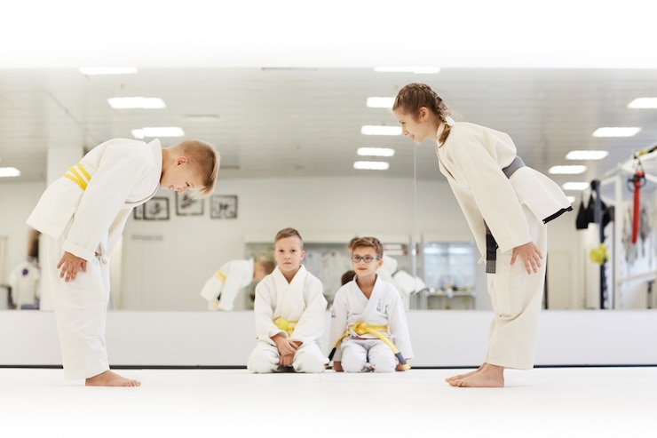 Foto children greeting each other before fight