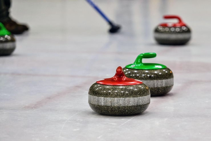Foto close-up of curling stones on ice rink