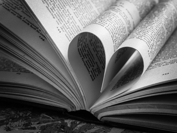Foto close-up of heart shape on book