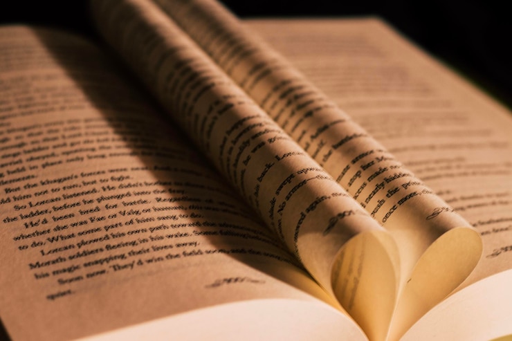 Foto close-up of heart shape pages on book