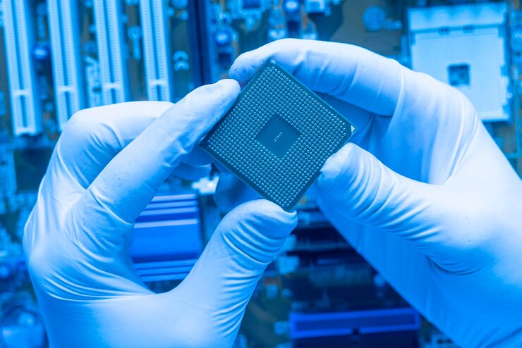 Foto close up the scientist hand holding a cpu processor chip, working in the laboratory