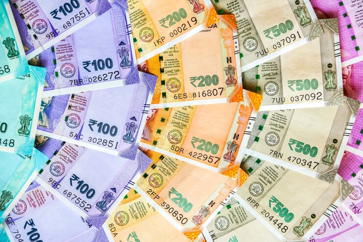Foto close up view of brand new indian 50, 100, 200, 500, 2000 rupees banknotes.