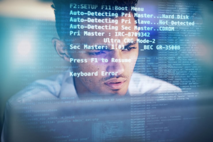 Foto computer hologram night and man programming software server overlay or future cybersecurity system face reading virtual script database programmer and developer problem solving cyber security code