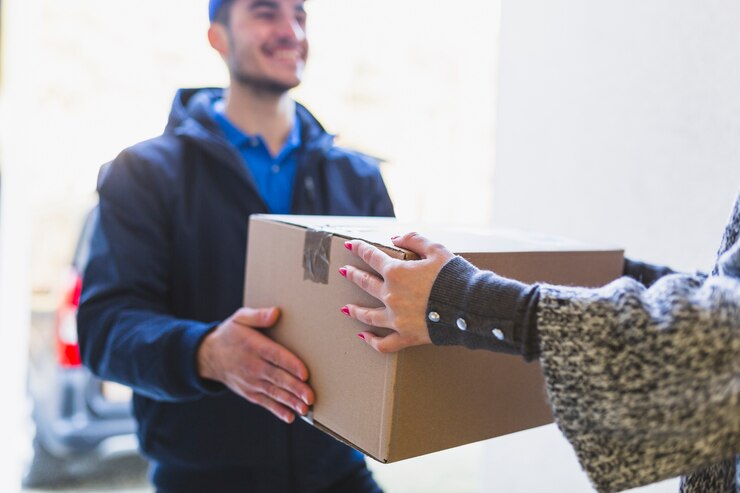 Foto crop woman receiving mail box from courier