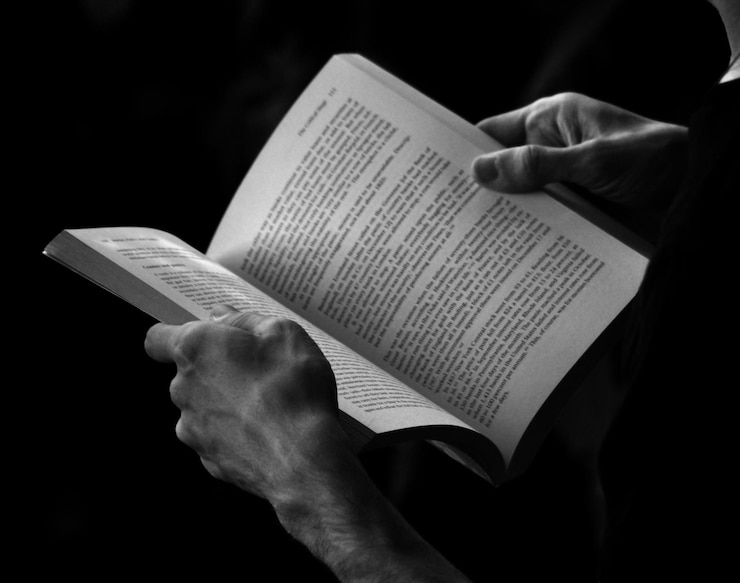 Foto cropped image of hand holding book