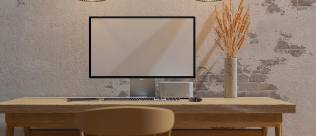 Datamaskin hvit skjerm mockup og forsyninger på trebord mot hvit murvegg