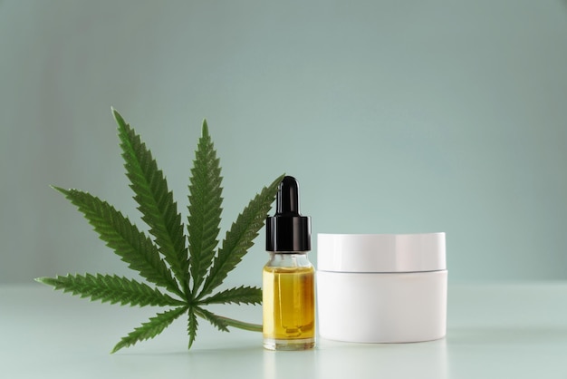 Destillasjon av marihuana blad til CBD-olje for dermatologiske formål konsept