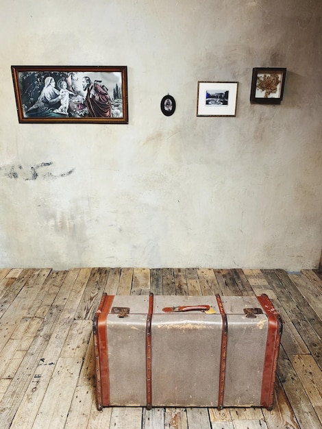 empty seats on table against wall at home