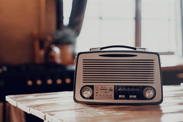En gammel vintage radiomottaker står på et trebord, stilig gammelt kjøkken, morgen