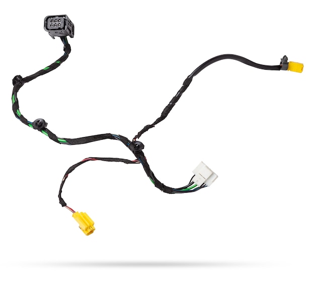 En kabel med matte ledninger i forskjellige farger med kontakter i det elektriske ledningsnettet til bilens internettlinje i leverandørens arbeid