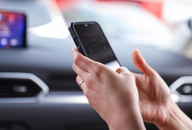 En person holder en telefon som sier "iphone" på skjermen.