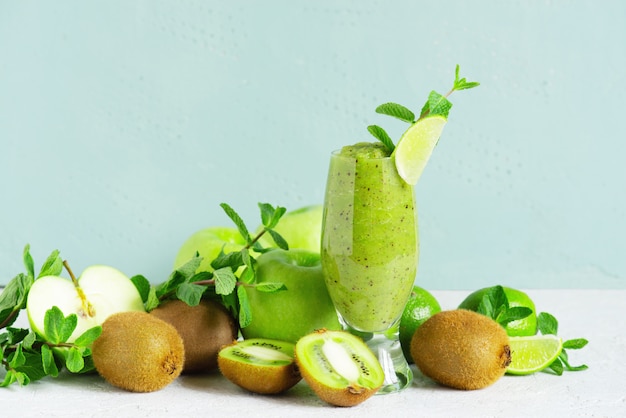 Ett glass fersk grønn fruktsmoothie på bordet