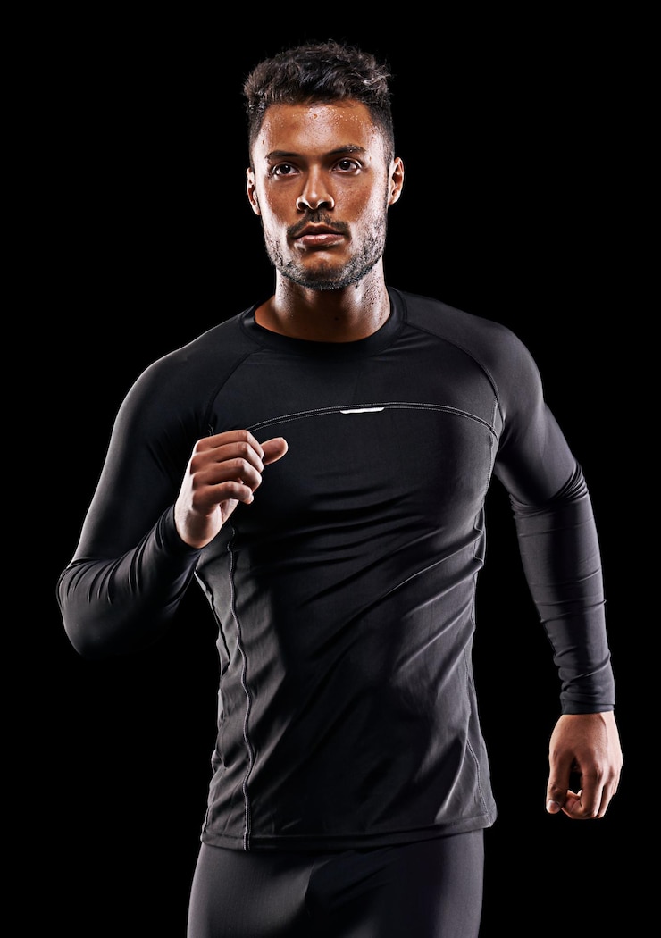 Foto exercise athlete and runner man in studio for sprint workout marathon or competition with black background fitness serious and male model person for speed endurance training and wellness