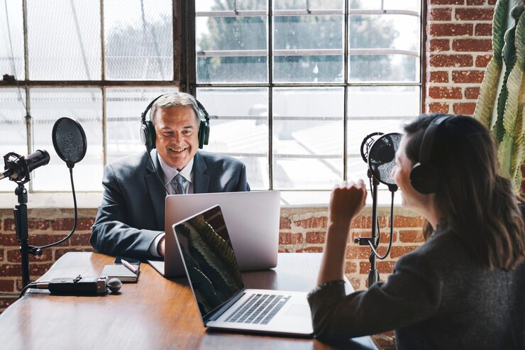 Foto female broadcaster interviewing her guest in a studio