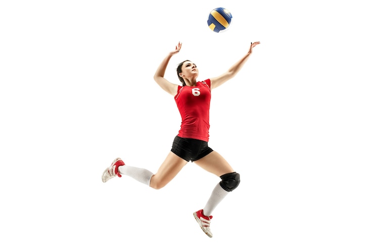 Foto female professional volleyball player isolated on white with ball. the athlete, exercise, action, sport, healthy lifestyle, training, fitness concept