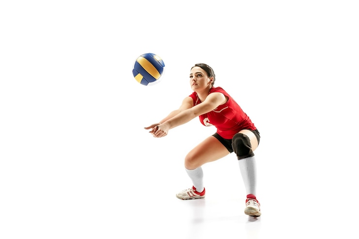 Foto female professional volleyball player isolated on white with ball. the athlete, exercise, action, sport, healthy lifestyle, training, fitness concept