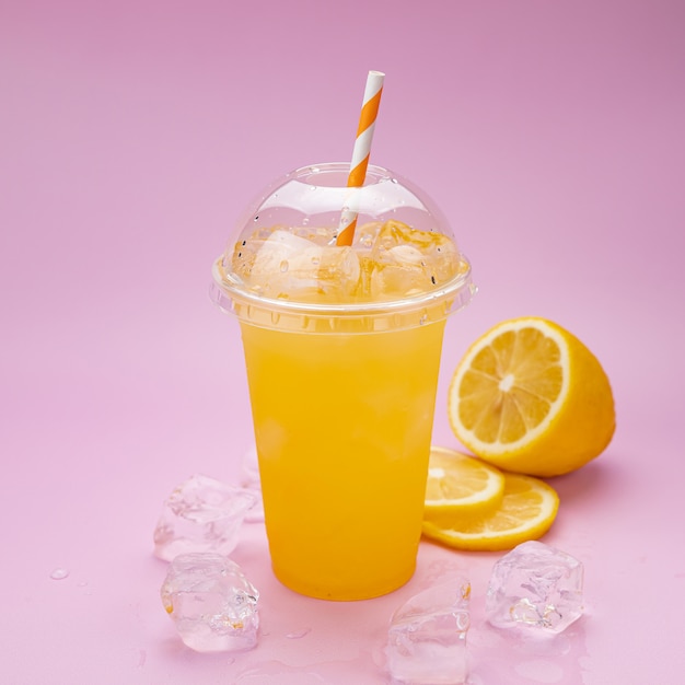 Fersk limonade med appelsiner i en plastkopp