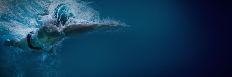 Foto fit swimmer training by himself