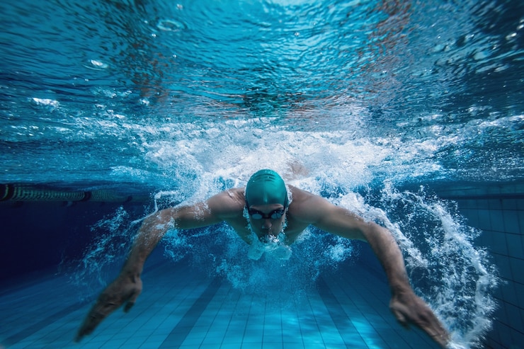 Foto fit swimmer training by himself