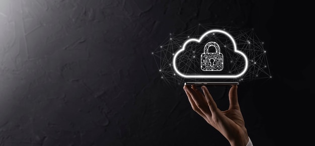 Forretningsmann holder skylagring av data og sikkerhet på global nettverk, hengelås og skyikon. Forretningsteknologi. Cybersikkerhet og informasjon eller nettverksbeskyttelse. Internettprosjekt