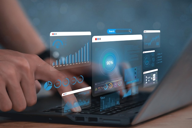 Forretningsmann som bruker datamaskin for utvikling og Analytics Data teknologi management System