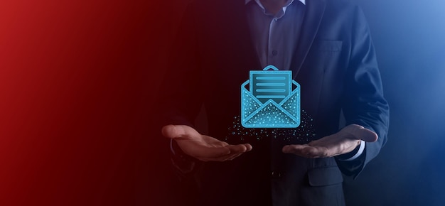 Forretningsmann som holder brev-ikon, e-postikoner. Kontakt oss via nyhetsbrev og beskytt din personlige informasjon mot søppelpost. Kundeservice-senter kontakt oss. E-postmarkedsføring via nyhetsbrev.