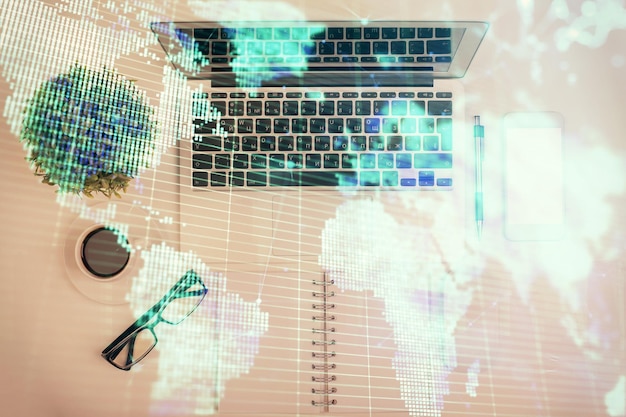Forretningstema hologram tegninger over datamaskin på skrivebordsbakgrunnen Topputsikt Multieksponering Konsept for internasjonale forbindelser