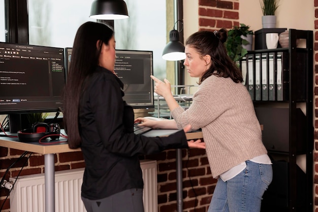 Forskjellig teknisk ingeniører utvikler javascript-kode og cloud computing i it-programmeringsbyrå. Programvareutviklere diskuterer database på terminalvindu, analyserer html-skriptspråk.