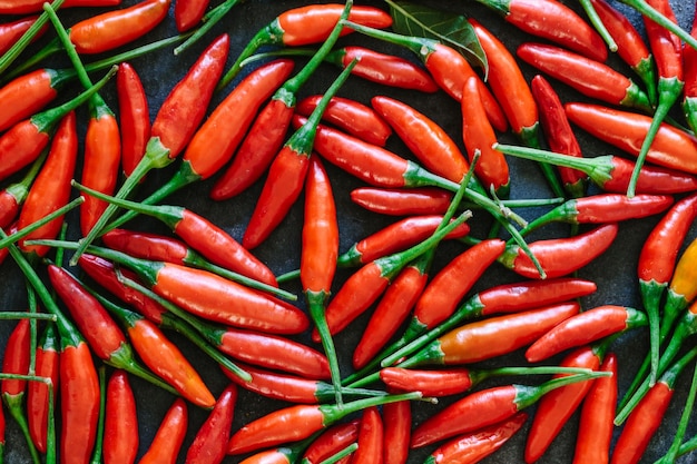 Fullformatbilde av røde chilipepper