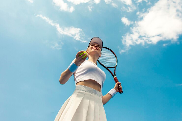 Foto girl tennis player in uniform holds racket and ball on the tennis court woman athlete plays tennis