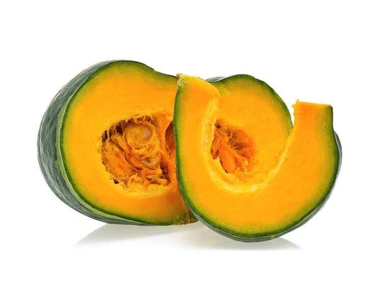 Foto green pumpkin isolated on white background.