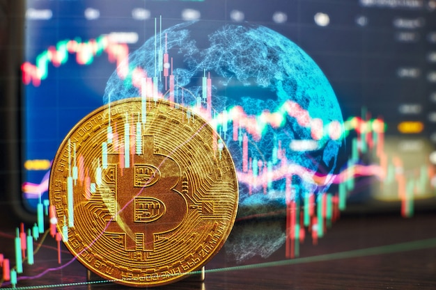 Gullbitcoins med lysestake-graf og digital bakgrunn. Gullmynt med ikonbokstaven B. Gruvedrift eller blokkjedeteknologi