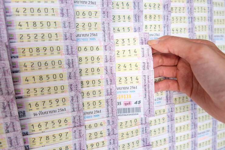 Foto high angle view of hand holding lottery tickets