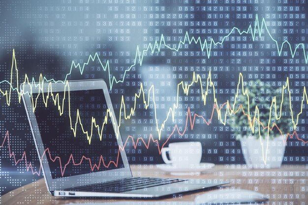 Hologram av valutamarkedsgraf og personlig datamaskin i bakgrunnen. Dobbel eksponering. Konsept for investering