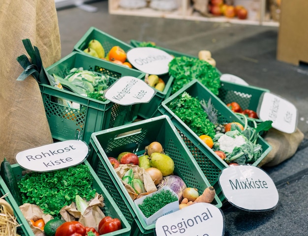 Høy vinkelvisning av grønnsaker for salg på markedet