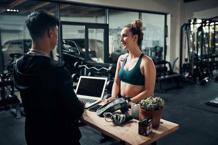 Foto id like to sign up for premium membership please cropped shot of an attractive young sportswoman talking to a male fitness instructor at the reception of a gym