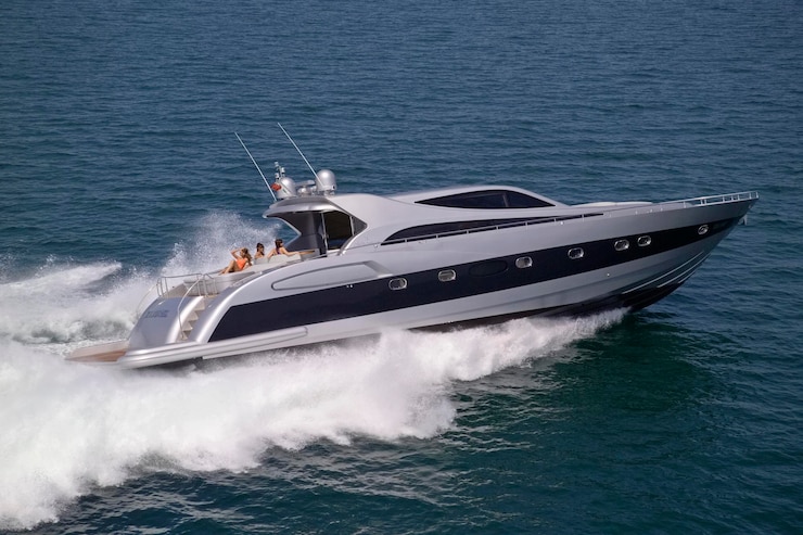 Foto italy, fiumicino (rome), 3 may 2005, people on a alfamarine 78 luxury yacht, aerial view - editorial