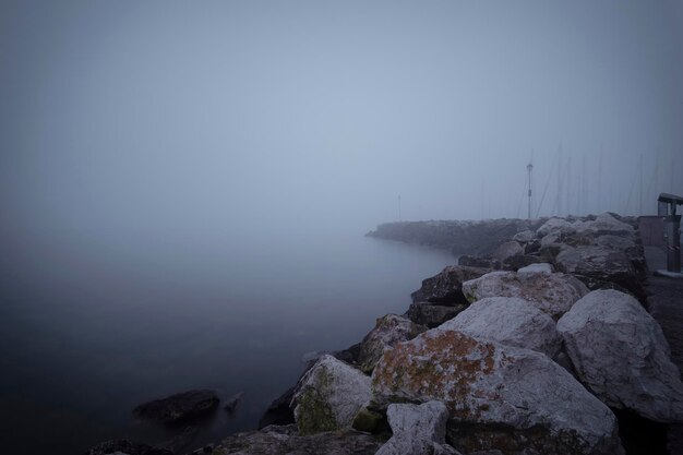 Klipper ved havet mot himmelen