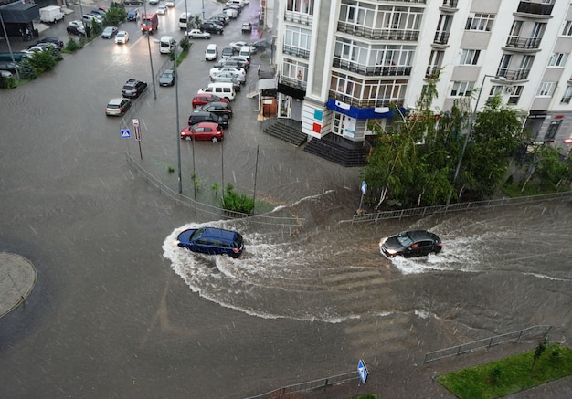 Kraftig regn forårsaket oversvømmelser på byens veier.