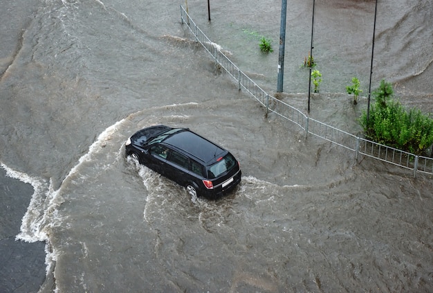 Kraftig regn forårsaket oversvømmelser på byens veier.