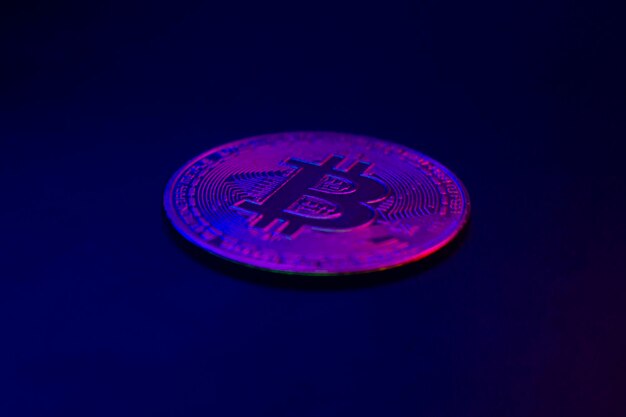 Kryptovaluta gyllen mynt med bitcoin-symbol isolert på svart bakgrunn. Bitcoin-mynt på svart bakgrunn. Bitcoin-kryptovaluta. Kryptovaluta-myntkonsept, enkelt gyllent verdifullt nede til venstre