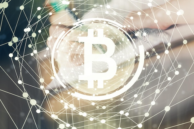 Kryptovaluta hologram bitcoin ico tema over hender som tar notater i bakgrunnen Konsept for blokkjede Multieksponering