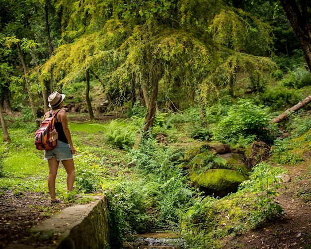 Kvinne som står i skogen