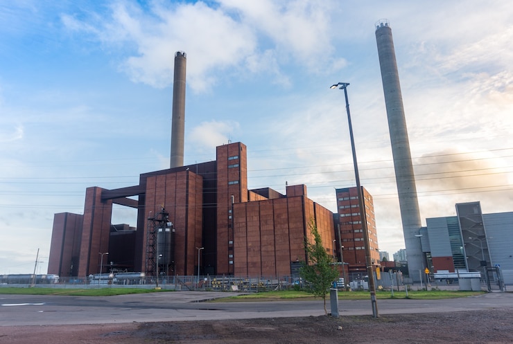 Foto large building and high industrial plant chimneys