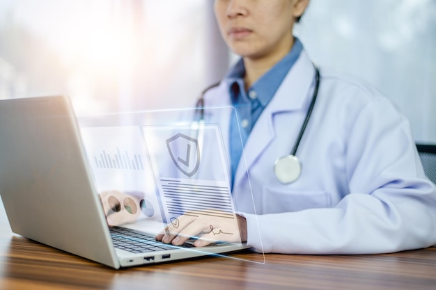 Lege som bruker datamaskin Dokumentadministrasjonssystem DMS online dokumentasjonsdatabase prosessautomatisering for effektiv filadministrasjon