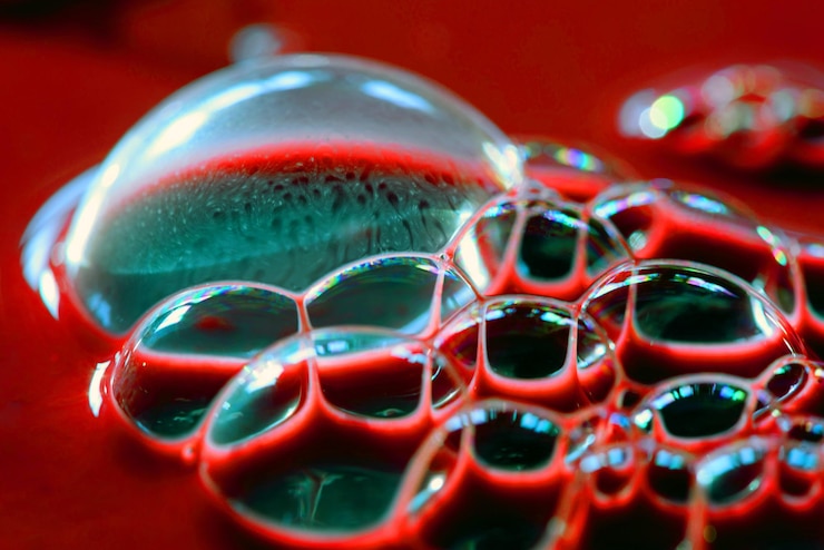 Foto liquid blood bubbles in macro