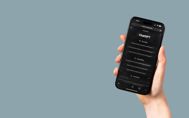 Łódź, Polen 19. juni 2023, hånd som holder telefon med Chat GPT på skjermen, bannerbakgrunn