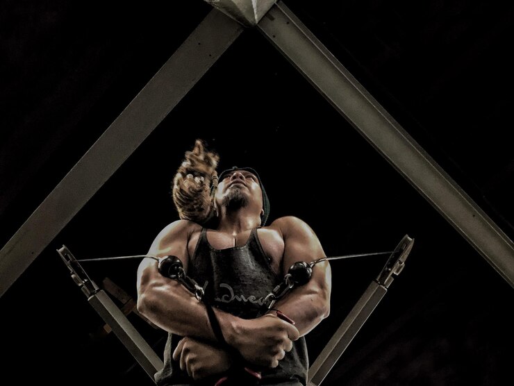 Foto low angle view of man exercise equipment
